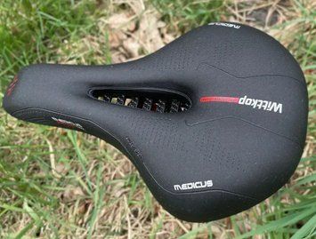 Велосипедне сідло Wittkop Medicus Airflow з Memory Foam для спортивних і туристичних велосипедів 97955619 фото